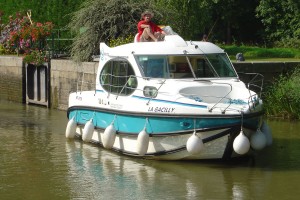 06-bateau-nicols-gamme-estivale-duo-a-la-sortie-d-une-ecluse