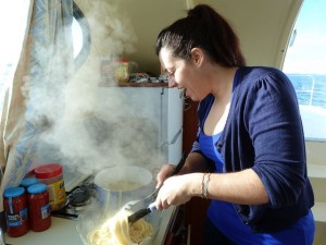 Araceli haciendo espaguetis en el barco-casa de Amieira Marina