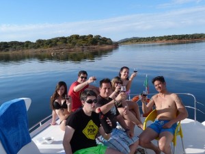 Brindando en el barco-casa que alquilamos en el Lago Alqueva con Amieira Marina