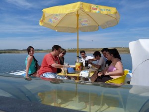 Comiendo en el barco-casa con que recorrimos el Lago Alqueva en Portugal