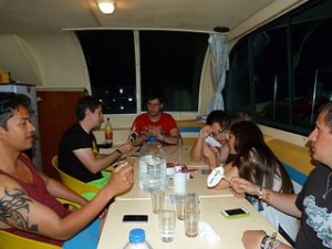Jugando al Party en el barco-casa de Amieira Marina