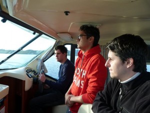 Pablo, Juampe y Manu en el barco-casa de Amieira Marina (Lago Alqueva, Portugal)