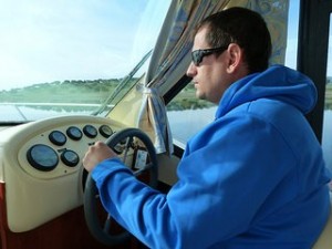 Sele conduciendo un barco-casa sin permiso en el Lago Alqueva (Portugal)