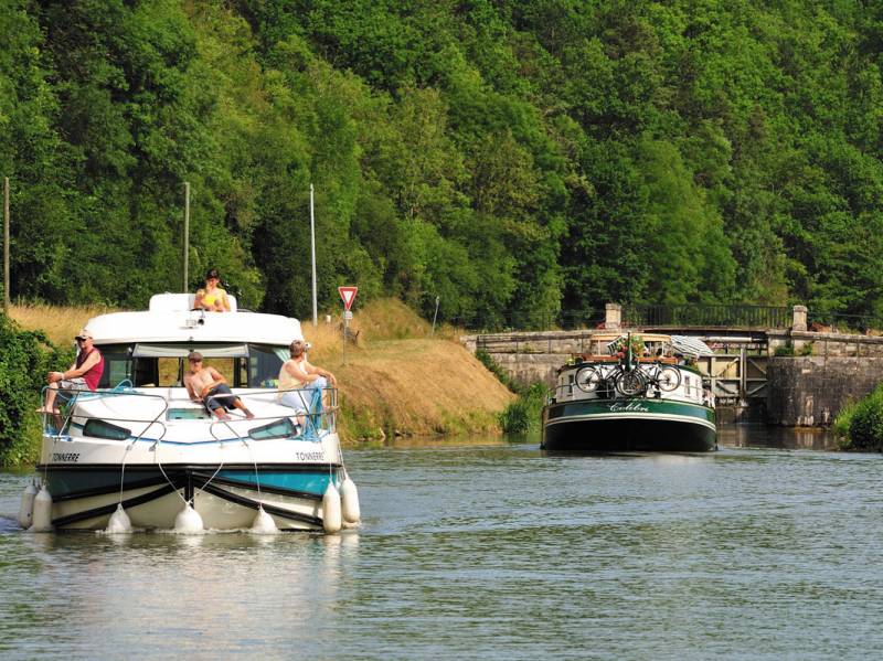10 jours : Croisière 10 jours sur le Canal de Bourgogne - à partir de 1400 euros