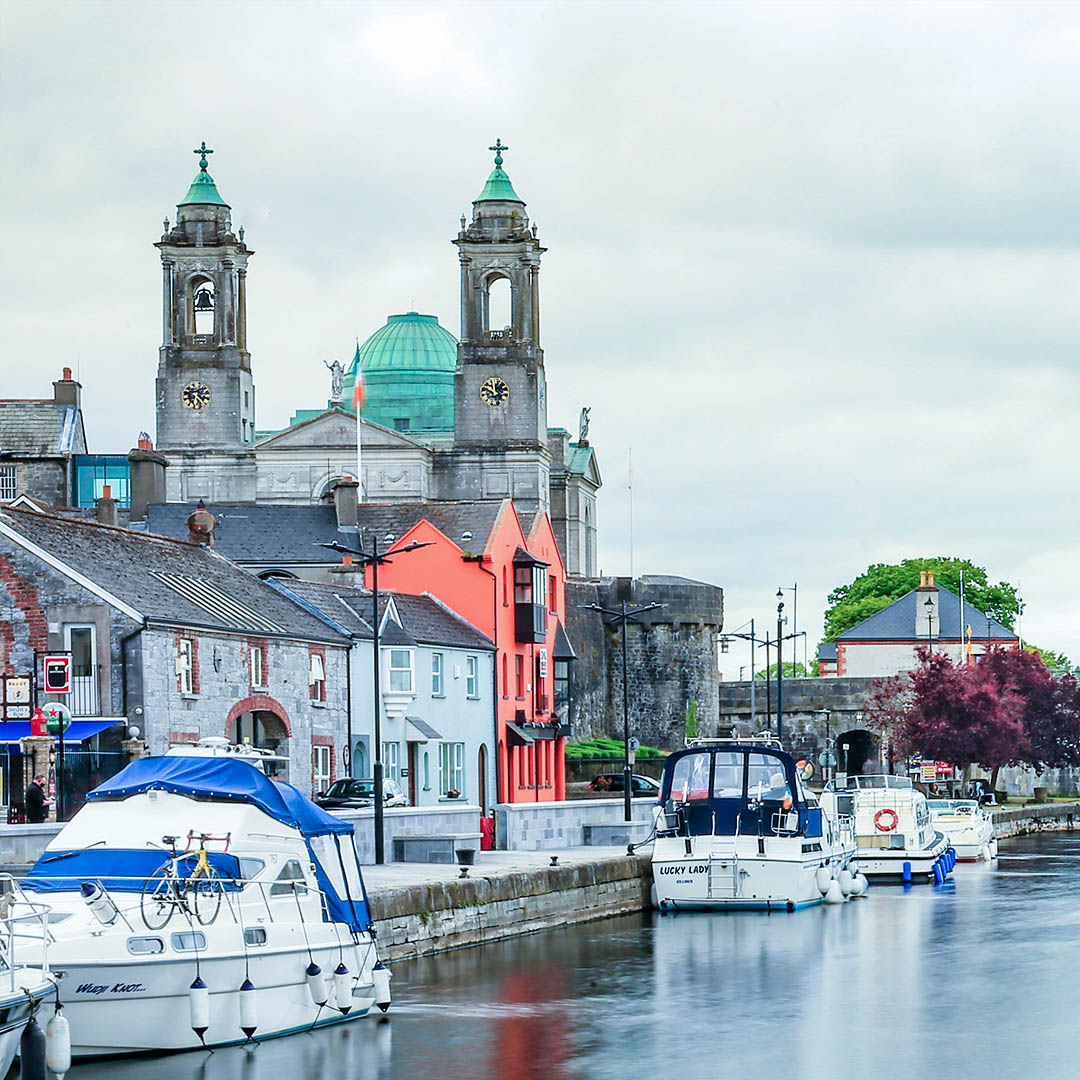 Barcos amarrados en el Shannon, cerca de la iglesia, Athlone, Irlanda. Una escena tranquila y pintoresca.